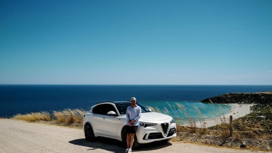 Ex-companheiro de Lewis Hamilton, Bottas curte férias de Alfa Romeo com motor Ferrari
