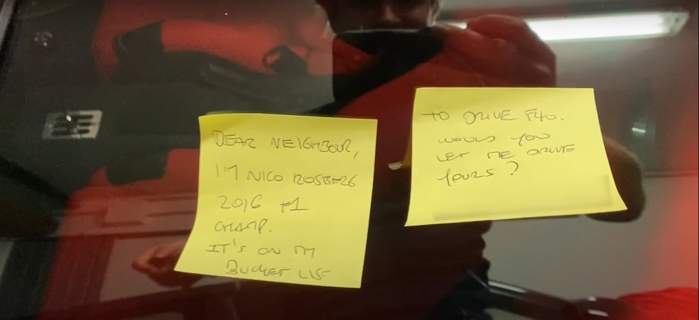 Nico Rosberg deixou um bilhete colado na Ferrari pedindo pra dirigir o esportivo — Foto: Reprodução/Youtube