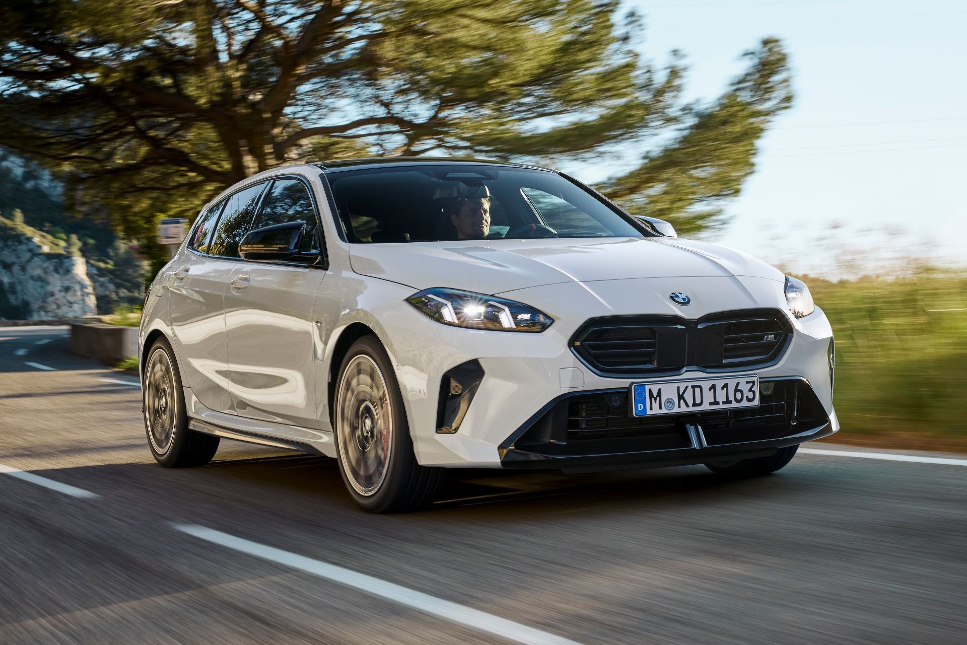 Novo BMW M135 estreia em breve no Brasil com 317 cv; veja quando chega