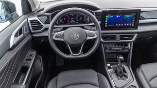 Volkswagen Taos Highline 2026 - Painel — Foto: Renato Durães/Auto News Brasil