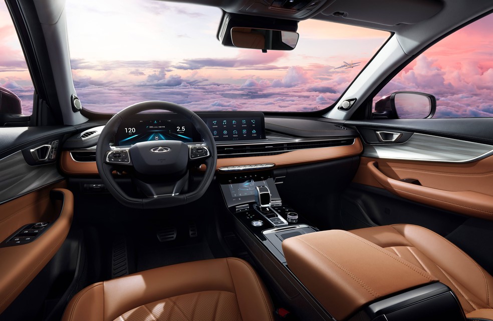 Caoa Chery Tiggo 8 Plus: o painel recebeu novas telas, incluindo duas integradas na parte superior e uma exclusiva para o ar-condicionado — Foto: Divulgação