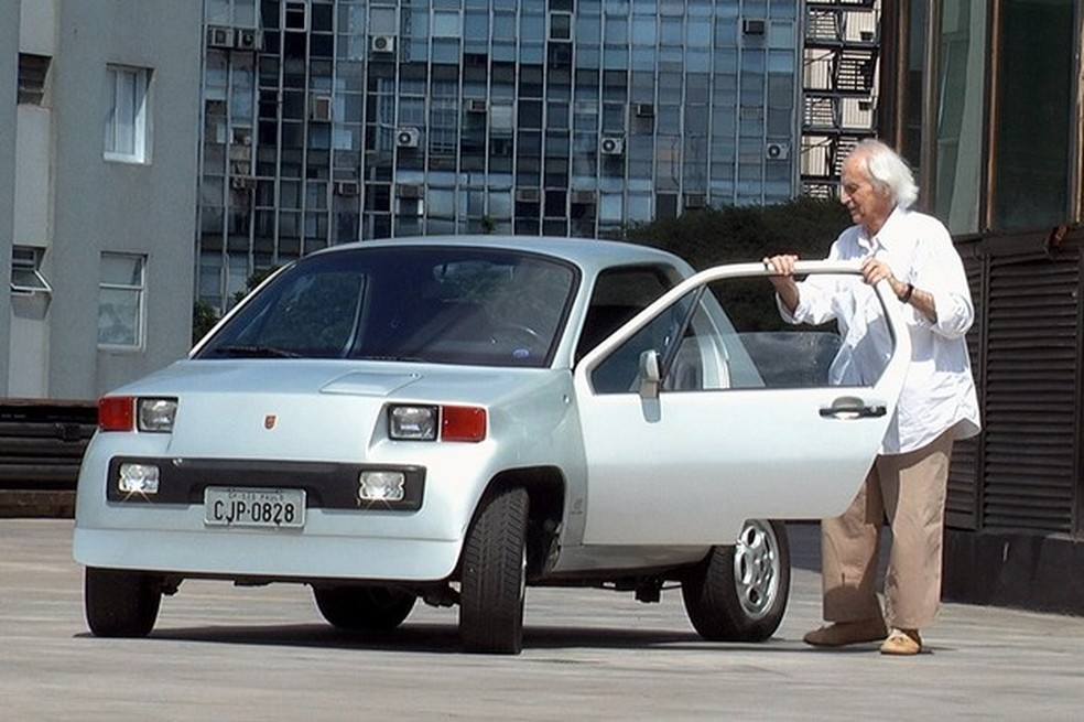 Anísio e o mini Dacon 828, criado em 1982 (Foto: Homem-Carro/Divulgação) — Foto: Auto Esporte