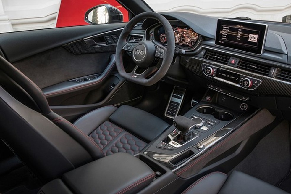 Cabine tem acabamento perfeito, que pode misturar couro, camurça e fibra de carbono (Foto: Divulgação) — Foto: Auto Esporte