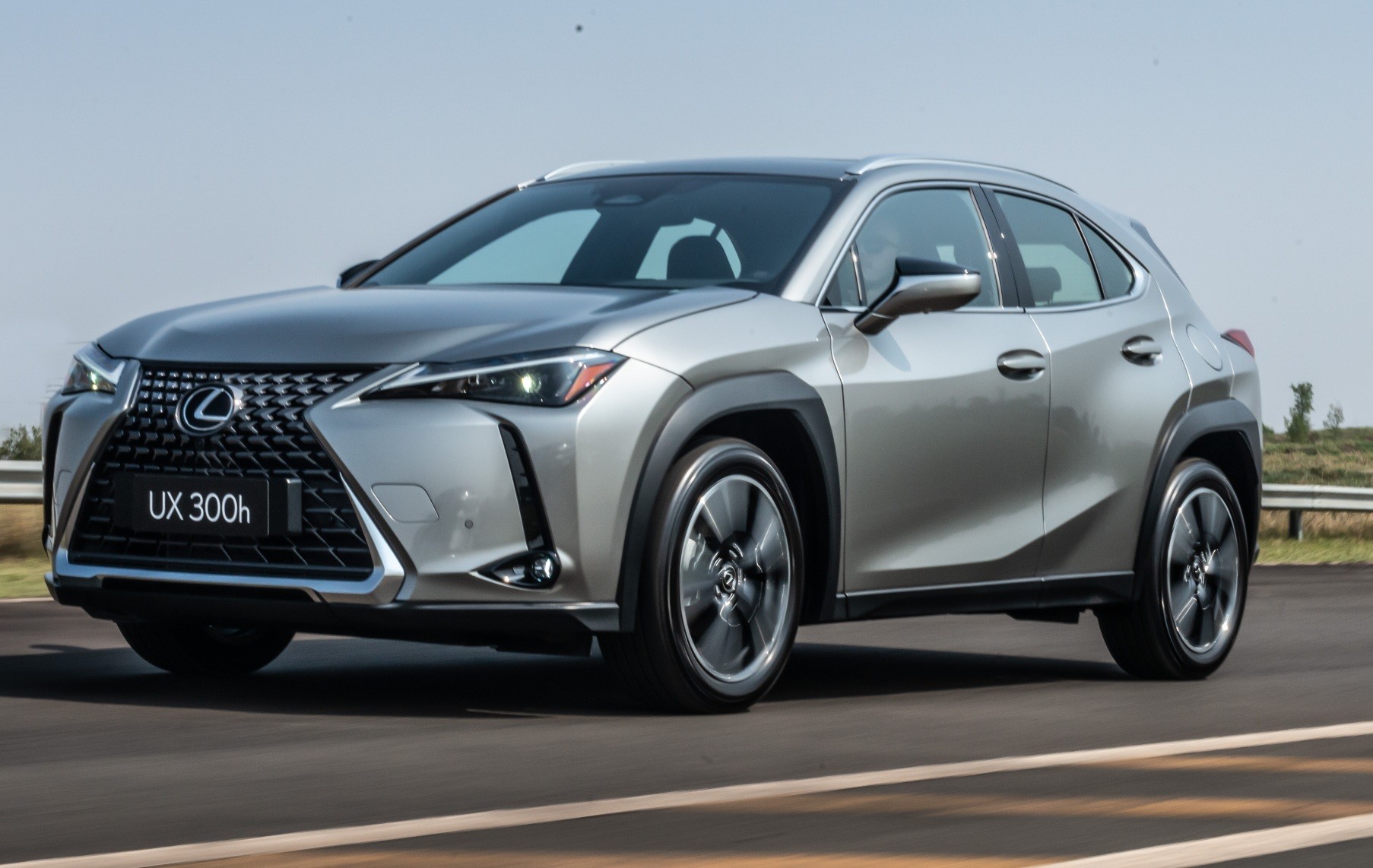 Teste: Lexus UX 300h troca de motor para tentar sair da sombra do BMW X1