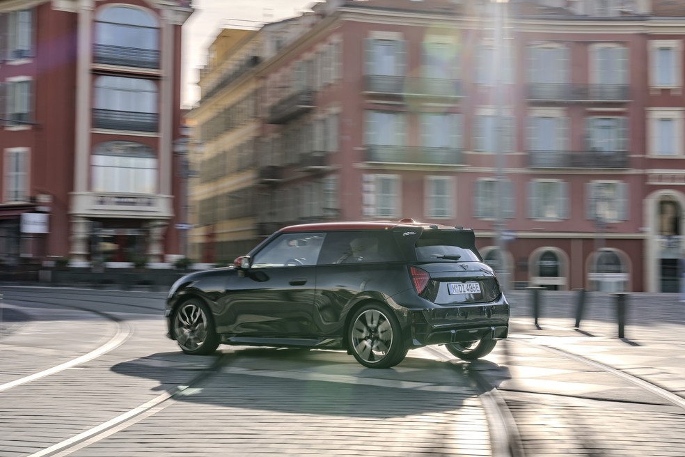 Mini Cooper JCW é mais lento que a versão a combustão — Foto: Divulgação