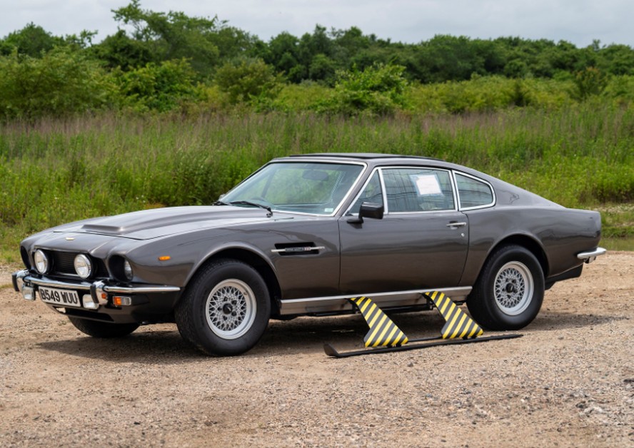 Aston Martin V8 do James Bond