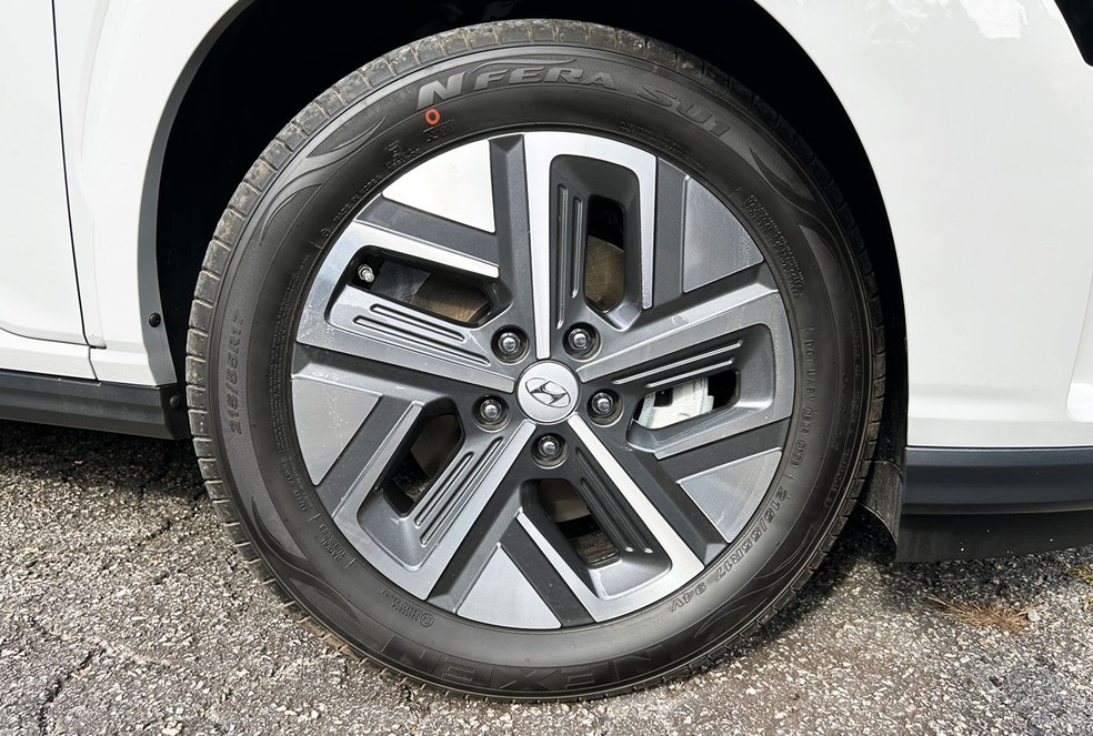 Rodas têm 17 polegadas e pneus não são especiais para carros elétricos — Foto: André Paixão/Autoesporte