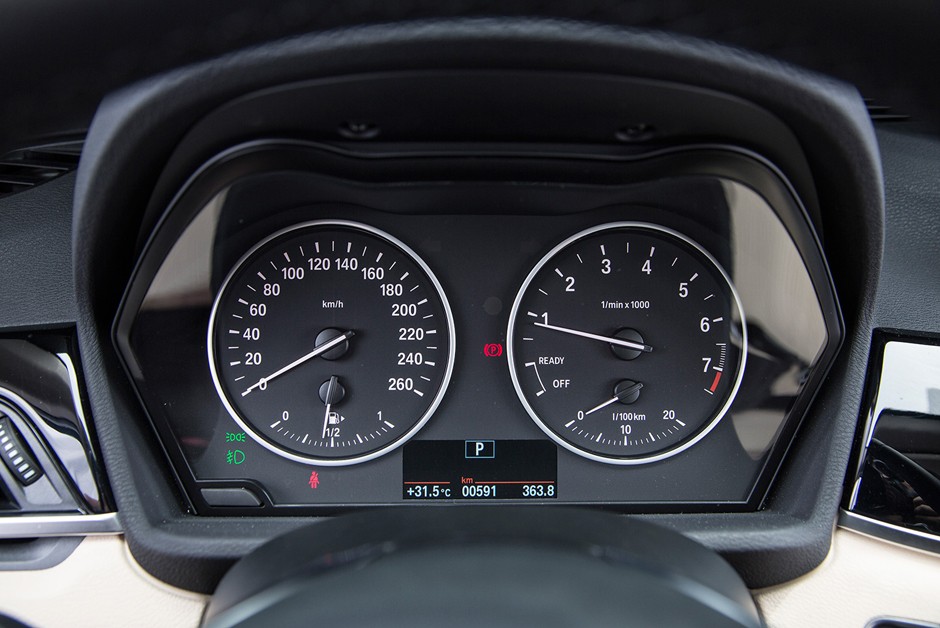 Quadro de instrumentos do BMW X1 sDrive20i tem visual simples