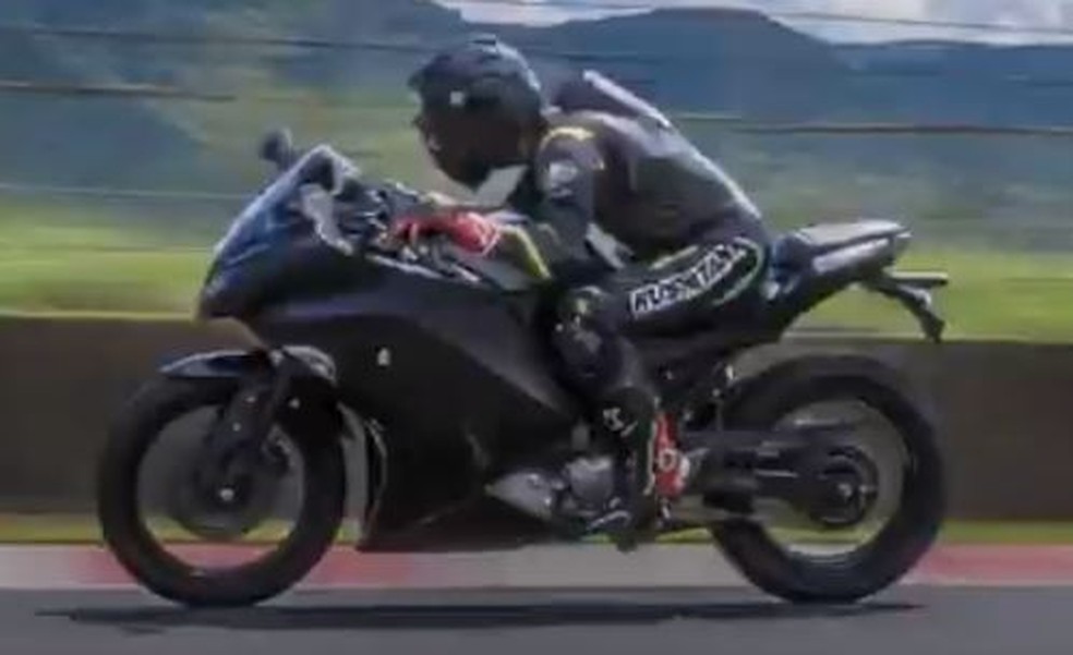 Imagem com pouca definição mostra futura Kawasaki Ninja elétrica — Foto: Reprodução/Youtube