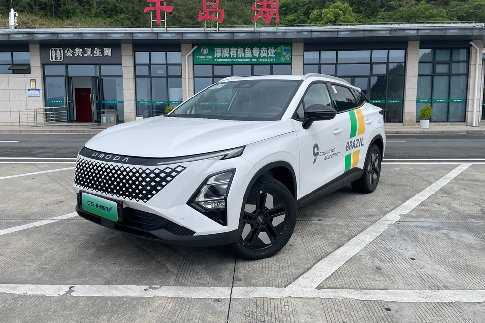 Omoda 5 HEV: "pit stop" no posto à beira da estrada no trajeto com o novo SUV — Foto: Cauê Lira/Auto News Brasil