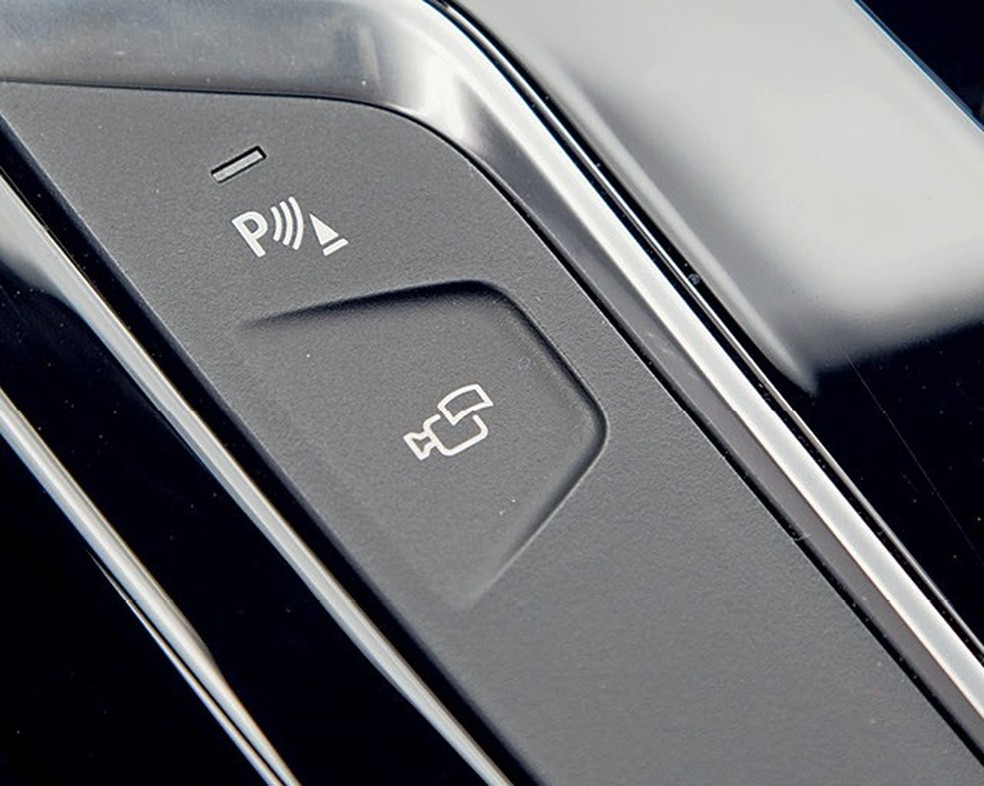 Park Assist faz tudo sozinho, mas é preciso segurar o botão P no processo — Foto: Auto Esporte