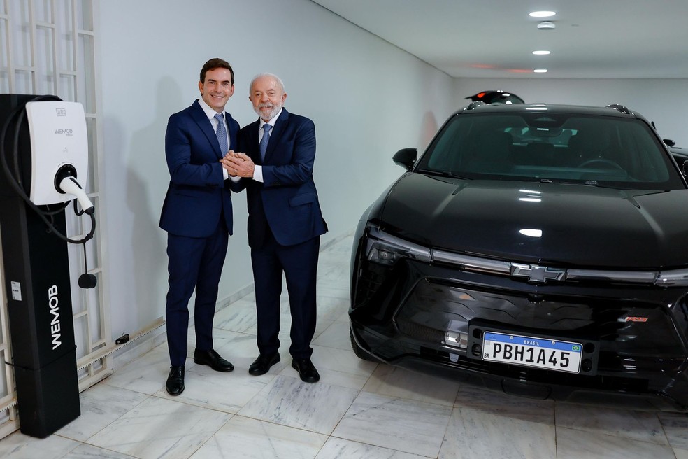 Executivo da Chevrolet, Fábio Rua entrega Blazer EV ao presidente Lula — Foto: Divulgação