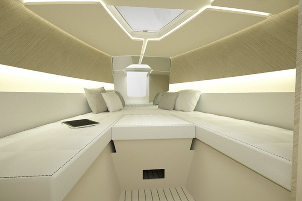 Cabine é pequena, porém tem banheiro e uma bela cama de casal (Foto: Divulgação) — Foto: Auto Esporte