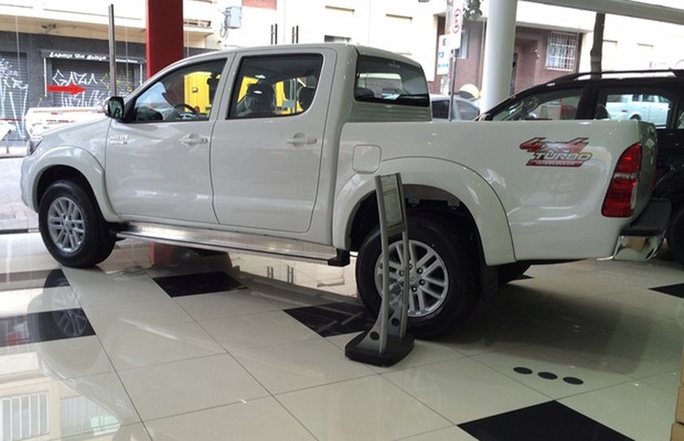 Toyota Hilux nas lojas (Foto: Guilherme Blanco Muniz/Auto News Brasil) — Foto: Auto Esporte