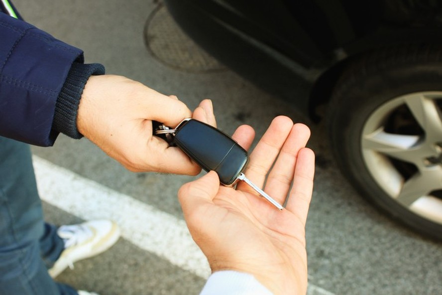 Veja o que é necessário para transferir um veículo para outra pessoa pelo celular