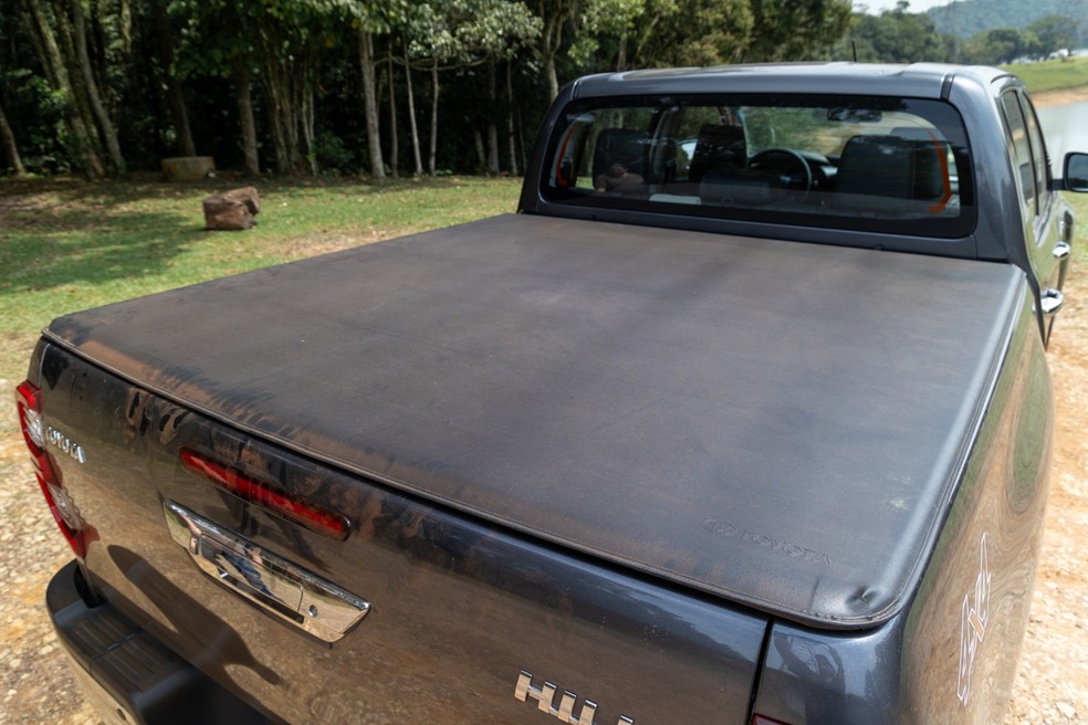 Toyota Hilux SRX é uma das únicas picapes médias com capota marítima de série — Foto: Renato Durães/Auto News Brasil