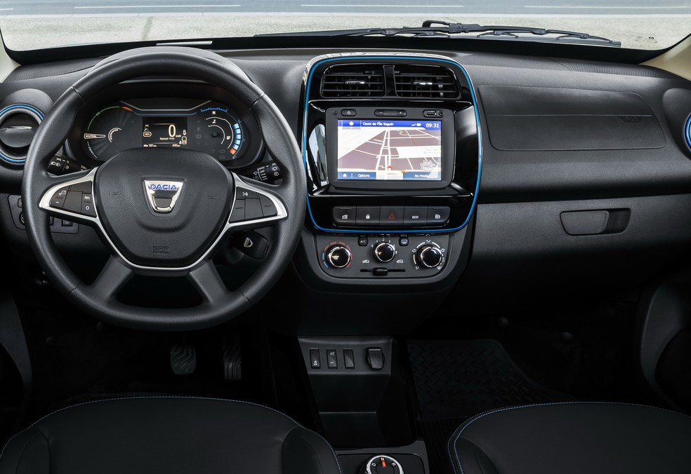 A maior mudança no interior do Kwid elétrico está no quadro de instrumentos parcialmente digital — Foto: Divulgação