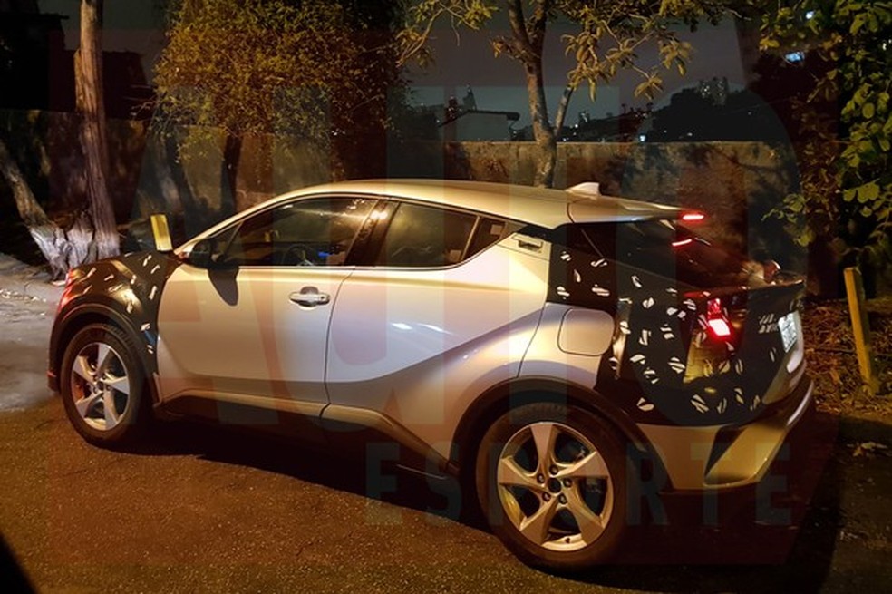 As rodas indicam que o CH-R é a versão híbrida de acesso (Foto: Julio Cabral/Auto News Brasil) — Foto: Auto Esporte