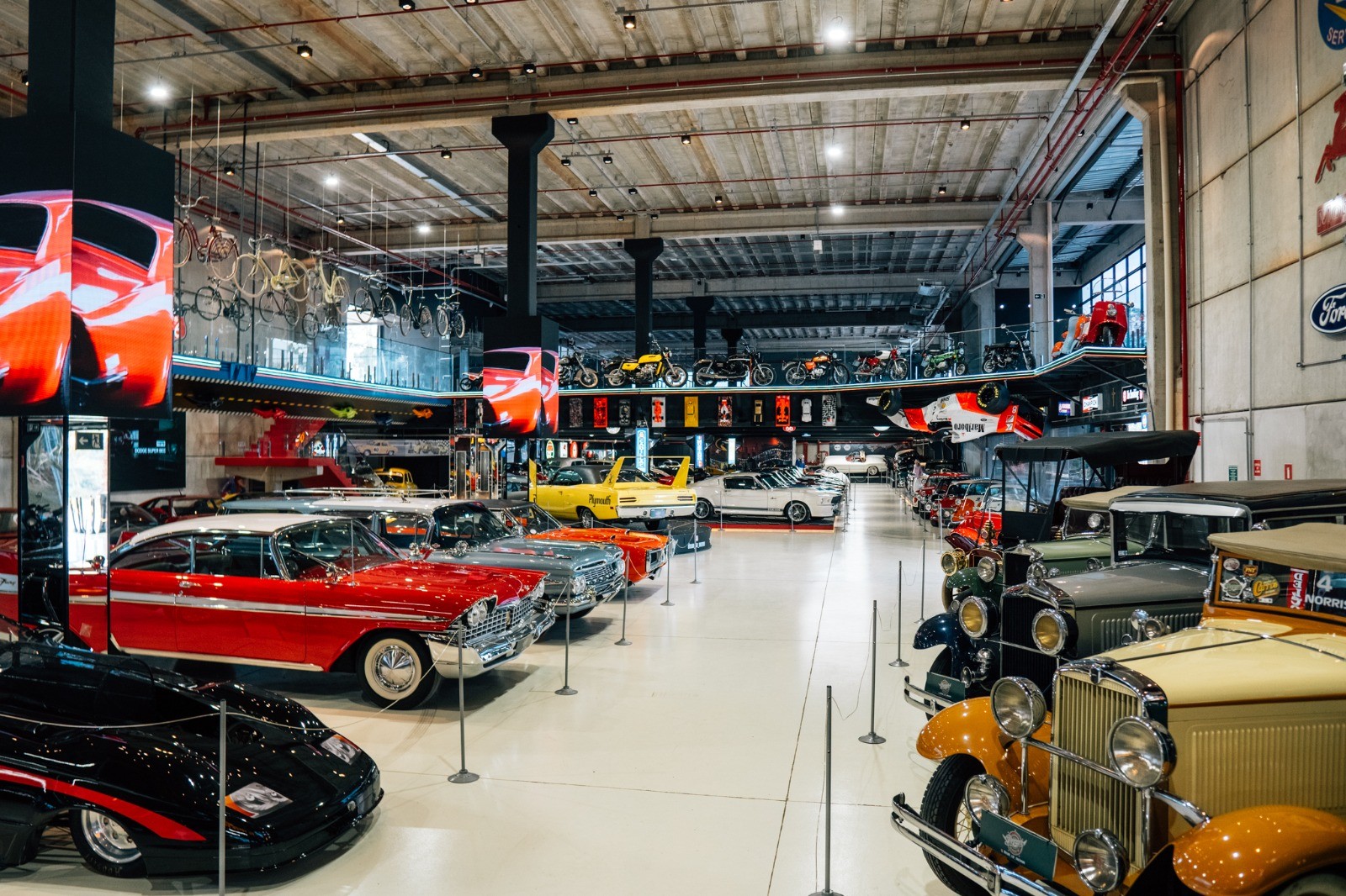 Com Plymouth Superbird e Corvette Split Window, museu de carro antigo abre as portas em São Paulo