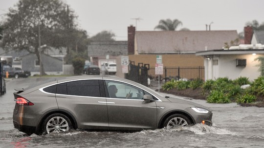 Carros elétricos podem atravessar enchentes? 
