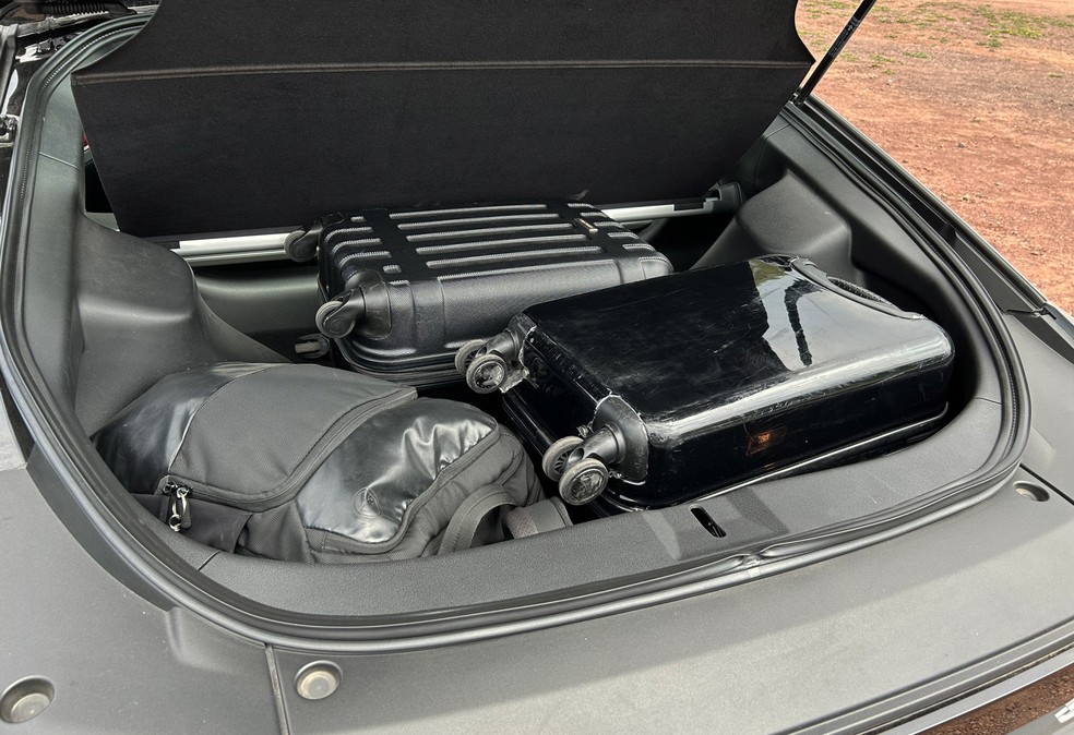 Porta-malas do Nissan Z tem apenas 241 litros — Foto: André Paixão/Autoesporte