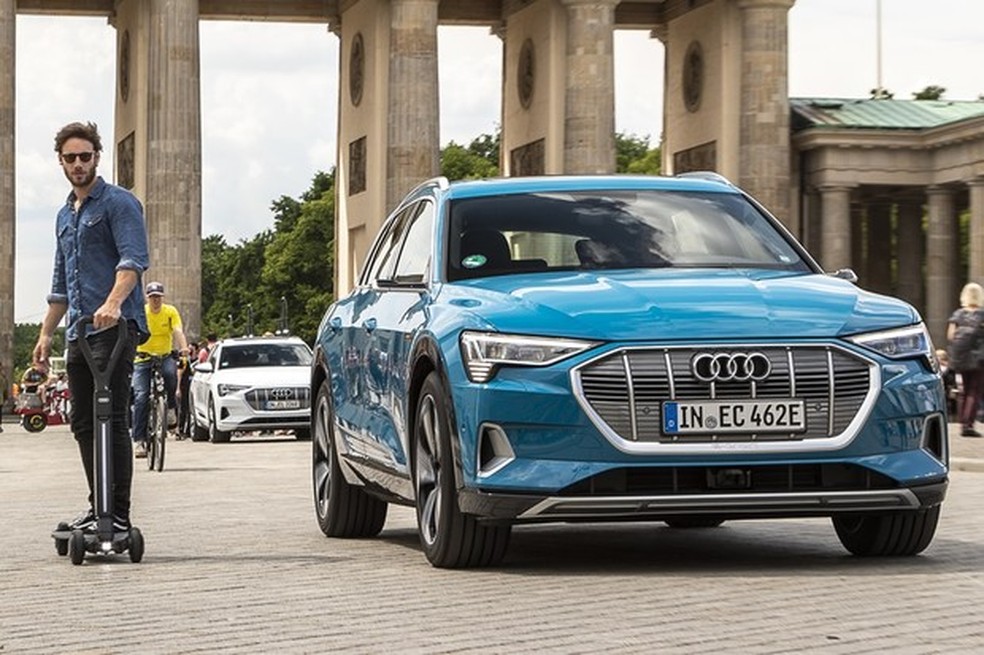 Patinete poderá ser oferecido como opcional do SUV e-tron (Foto: Divulgação) — Foto: Auto Esporte
