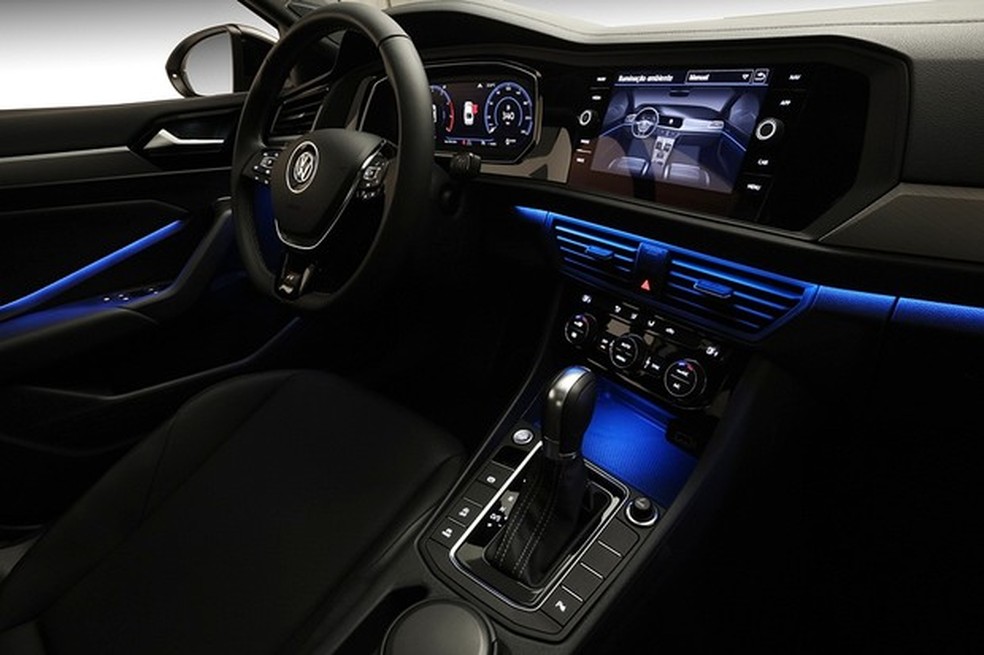 Interior da versão R-Line traz duas telas no painel (Foto: Divulgação) — Foto: Auto Esporte