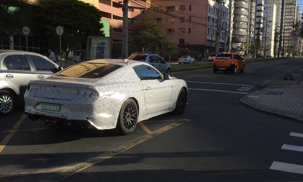 Ford Mustang rodando em testes em Curitiba — Foto: Lucas Rorato/VC no G1
