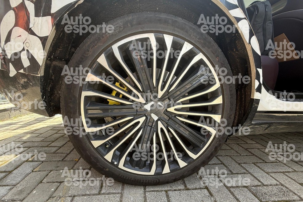 Avatr 11 exibe rodas de 21 polegadas em flagra de Auto News Brasil — Foto: Jady Peroni/Auto News Brasil