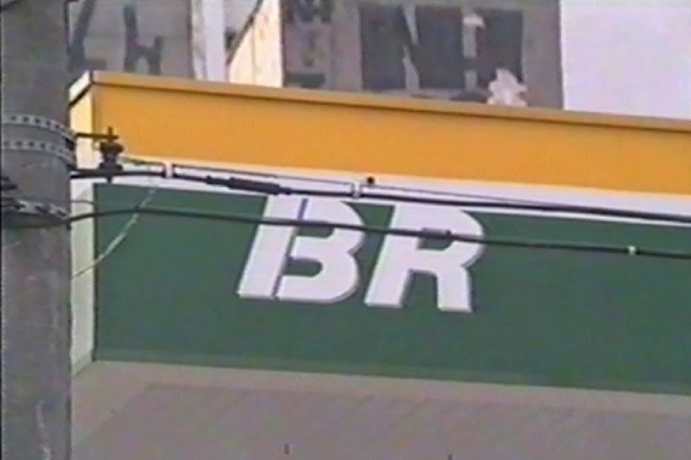 Rede 13R ficou famosa nos anos 2000 ao imitar os postos da Petrobras — Foto: Reprodução/TV Globo