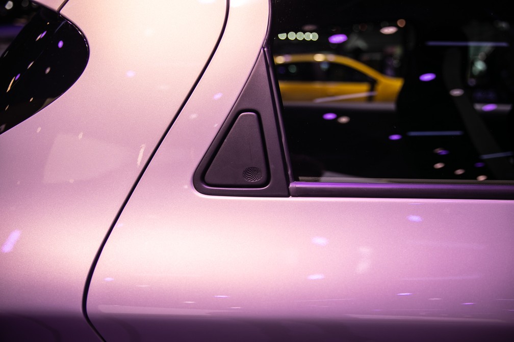 Detalhe lateral do Renault Zoe no Salão do Automóvel 2018 — Foto: Fábio Tito/G1