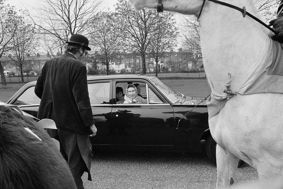 Rainha Elizabeth dirigindo um carro da família real em 1973 — Foto: Getty Images