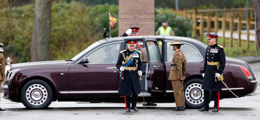 Limousine Bentley da família real tem engenharia dos carros de James Bond — Foto: Getty Images