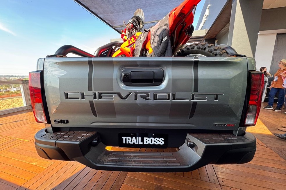 Adesivos compõem o visual traseiro da Chevrolet S10 Trail Boss — Foto: Vitória Drehmer/Auto News Brasil