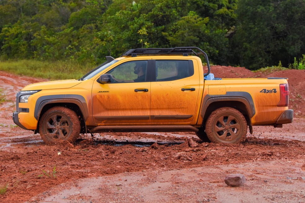 Nova Mitsubishi Triton Savana é muito bem protegida para suportar impactos, principalmente na lateral  — Foto: Murilo Góes/Auto News Brasil