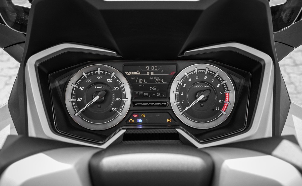 Honda Forza 350 tem computador de bordo e instrumentação clara e objetiva — Foto: Divulgação