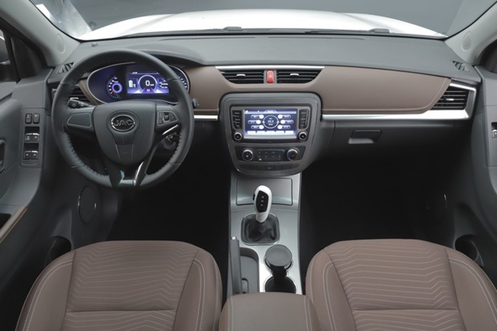Interior tem acabamento simples e lista de equipamentos é básica (Foto: Divulgação) — Foto: Auto Esporte