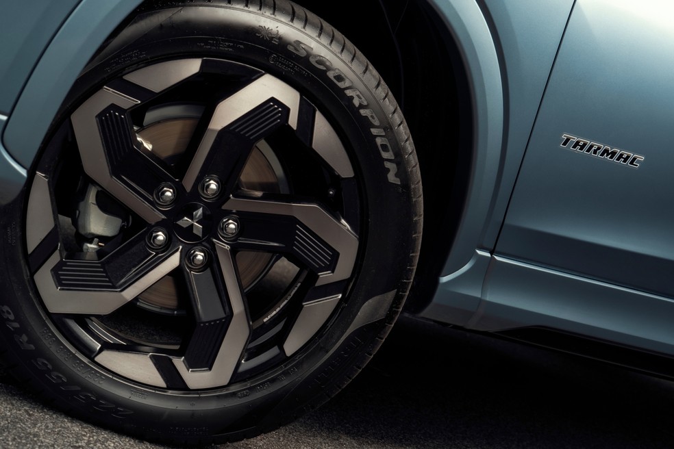 Mitsubishi Eclipse Cross Tarmac tem pneus 225/55 R18 — Foto: Divulgação/Mitsubishi