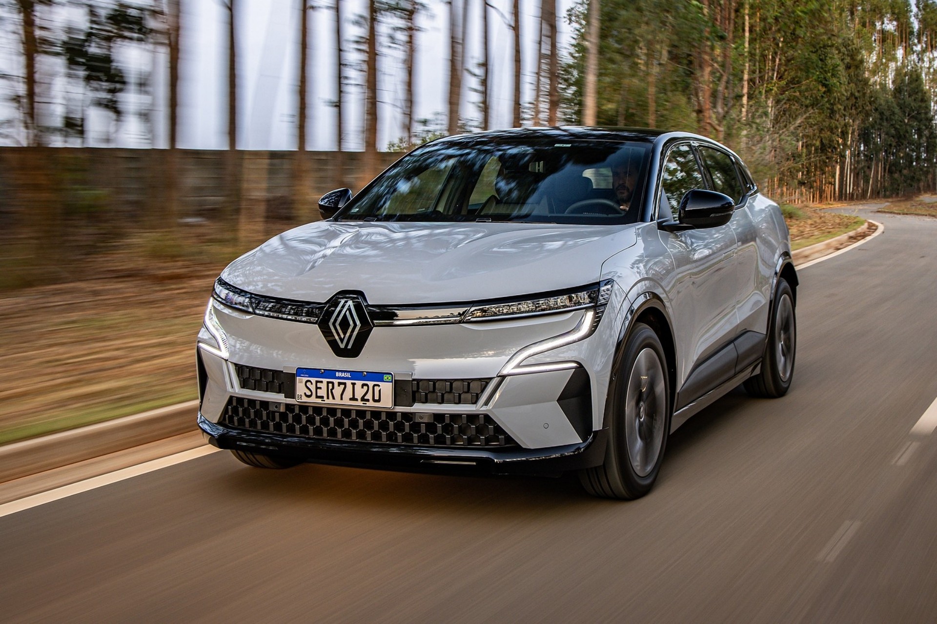 Renault Megane E-Tech é vendido com desconto de R$ 67,2 mil