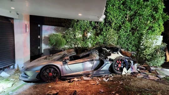 Lamborghini e Bentley ficam destruídos após caminhão invadir mansão nos EUA