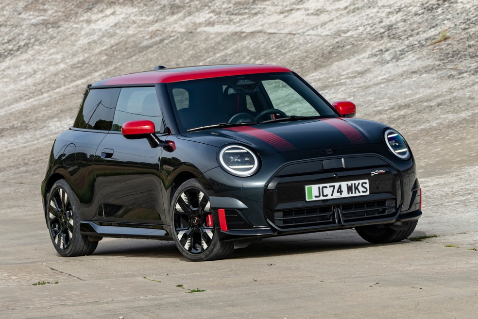Mini JCW E traz detalhes escurecidos na carroceria  — Foto: Divulgação