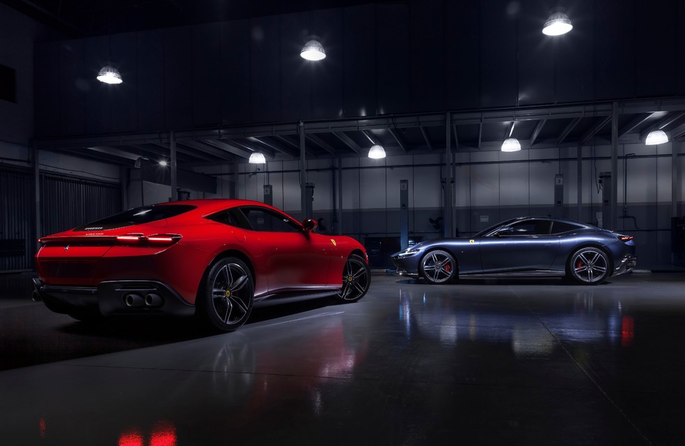 O perfil longo, largo e baixo da Ferrari Roma caracteriza a imagem de cupê gran turismo — Foto: Leo Sposito/Auto News Brasil