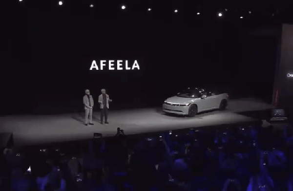 Afeela é chamado ao palco por comando de voz — Foto: Reprodução/CES 2025