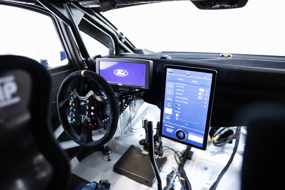 Interior é de carro de competição, apesar da central multimídia ser a mesma da E-Transit Custom — Foto: Divulgação
