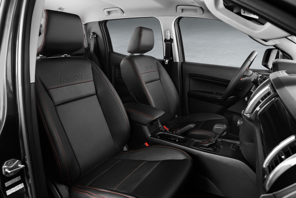 Ford Ranger FX4 tem os bancos, a manopla do câmbio e o volante revestidos em couro preto com costuras vermelhas — Foto: Divulgação