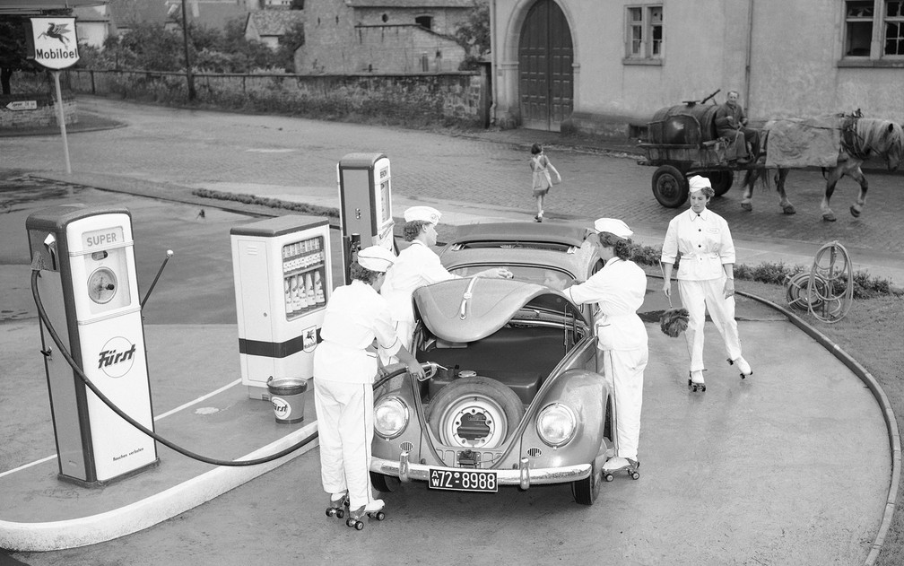 Em agosto de 1954, Fusca é abastecido em Deidesheim, na Alemanha — Foto: Albert Riethausen/AP