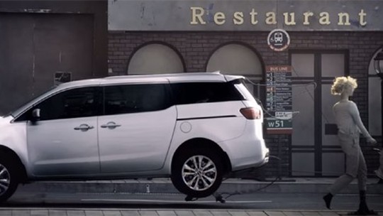 Kia joga Grand Carnival de 12 metros de altura para mostrar segurança dos passageiros