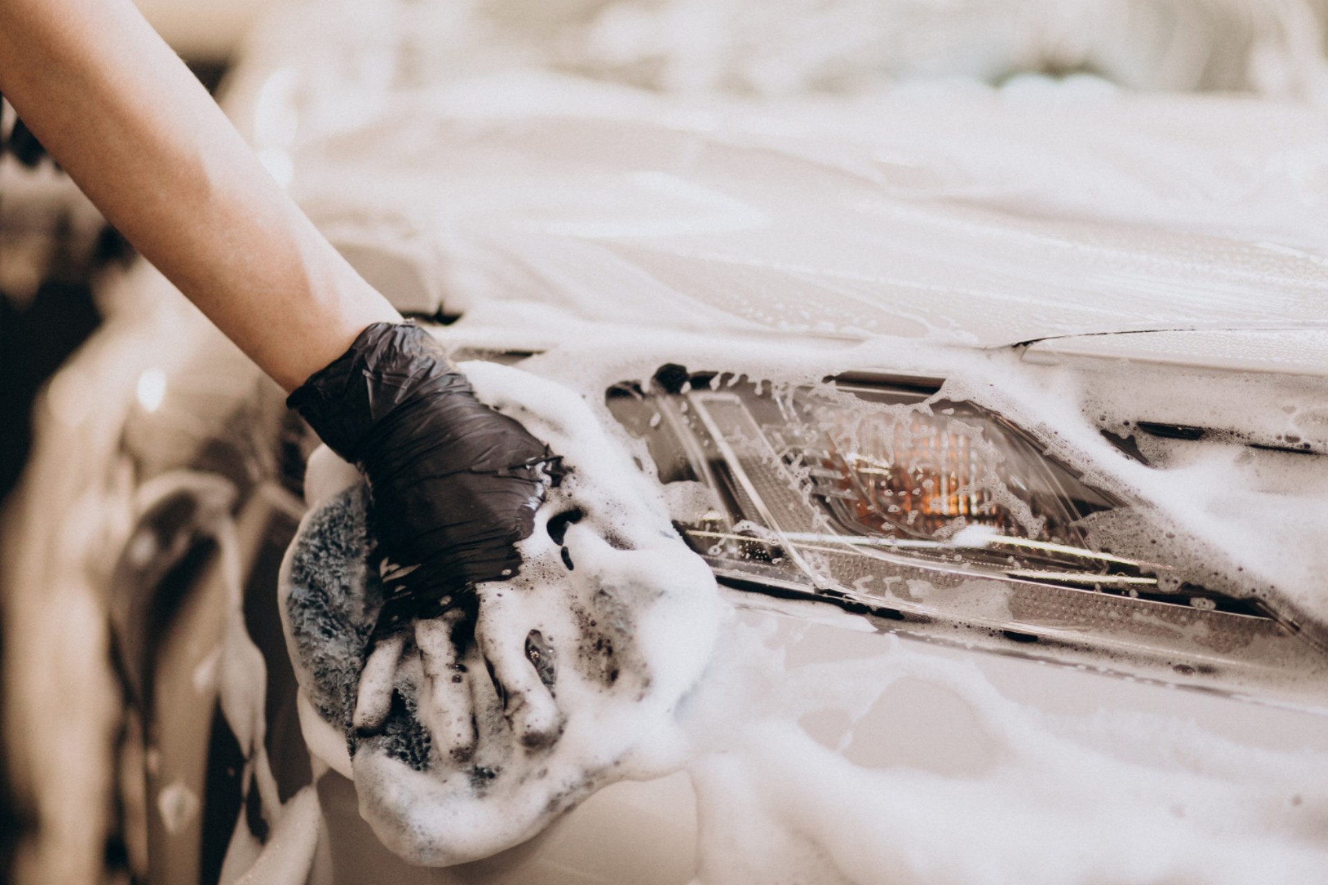 5 shampoos automotivos para higienizar o carro por menos de R$ 50