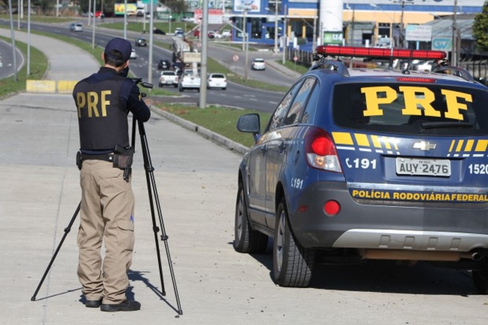 Polícia Rodoviária Federal aderiu à transferência de multas através do app CDT; plataforma permite indicar real infrator para infrações registradas pelo Detran em alguns estados — Foto: Fernando Oliveira / PRF