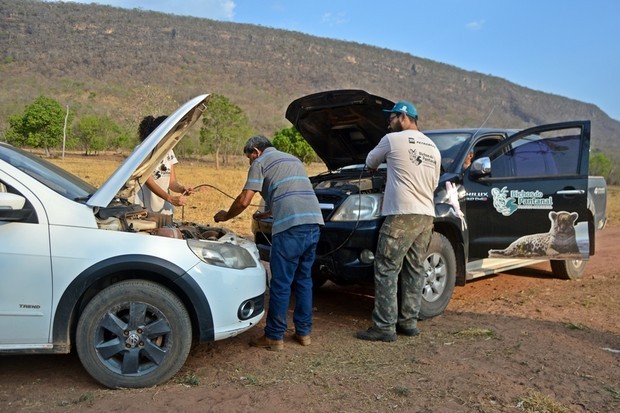 Em meio às missões, a bateria da Hilux teve de ser trocada 
